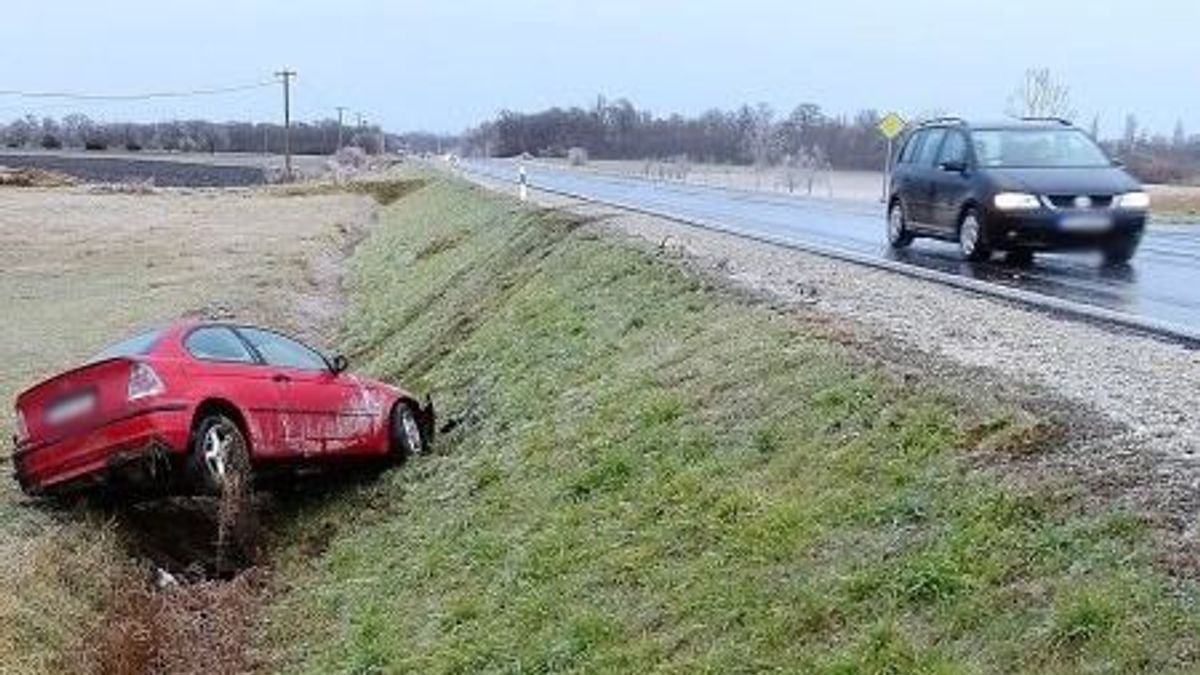 Árokba borult két autó a 8-as főúton