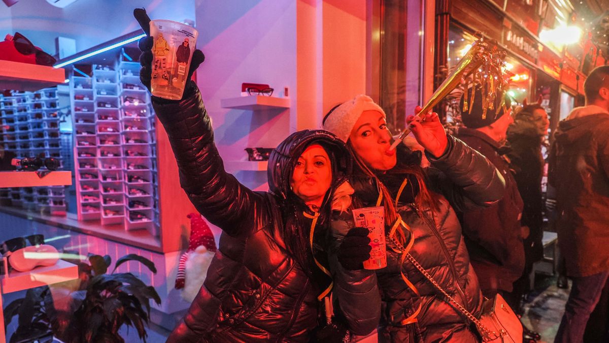 Így köszöntötték az új évet Veszprém belvárosában! (galéria, videó)