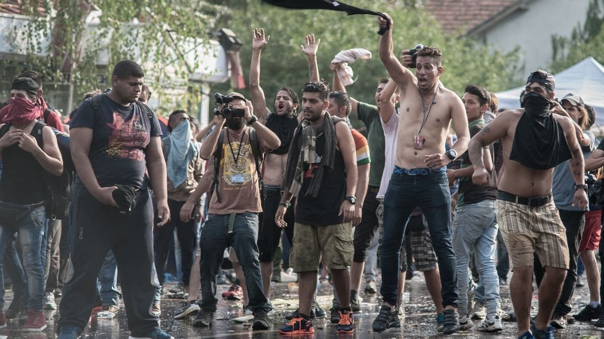 Rettegésben tartja Nyugat-Európát a migránserőszak