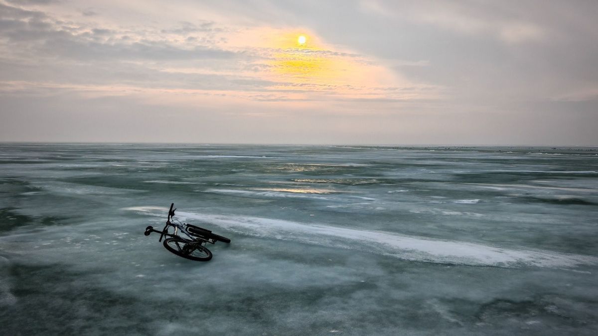 Bringával kelt át a jeges Balatonon, nem mindennapi látványt osztott meg (fotók + videó)