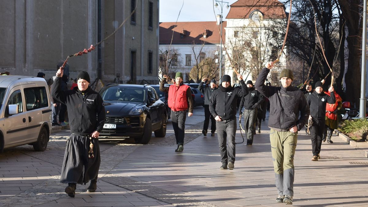 Ostorcsattogással űzték el a rosszat Pápán (képgaléria, videó)