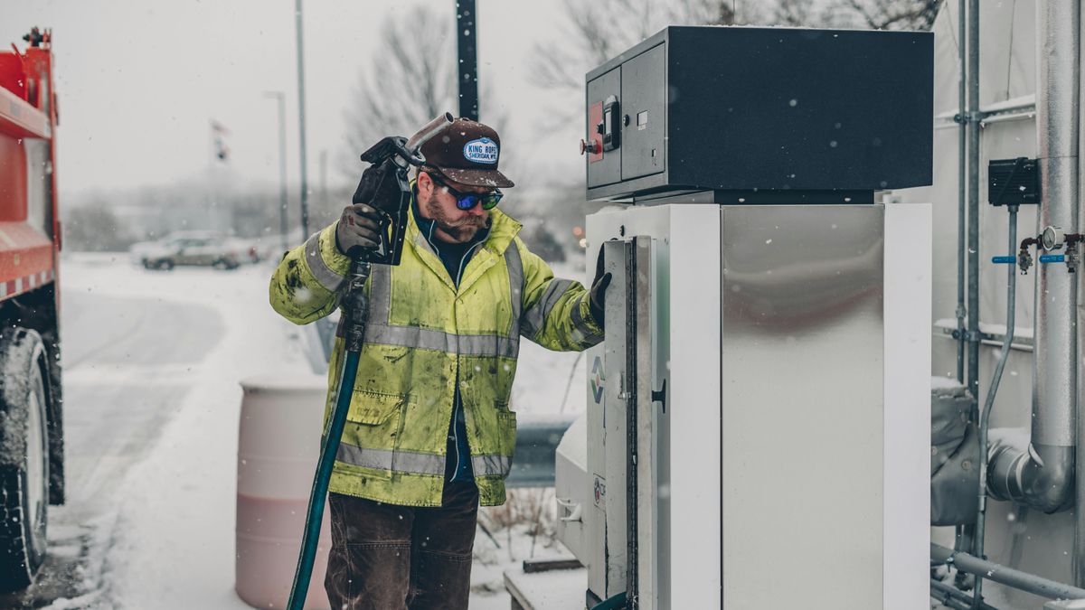 Rossz hír az autósoknak: emelkednek az üzemanyagárak