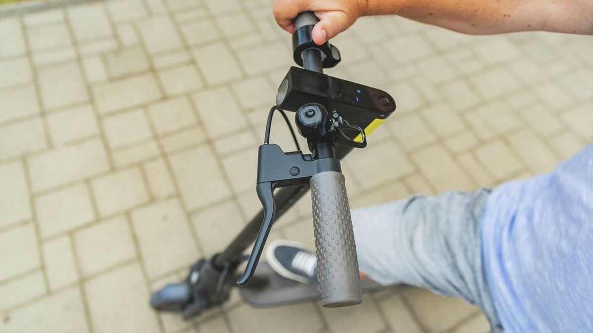 Részegen vezetett elektromos rollert, utasa súlyosan megsérült a balesetben