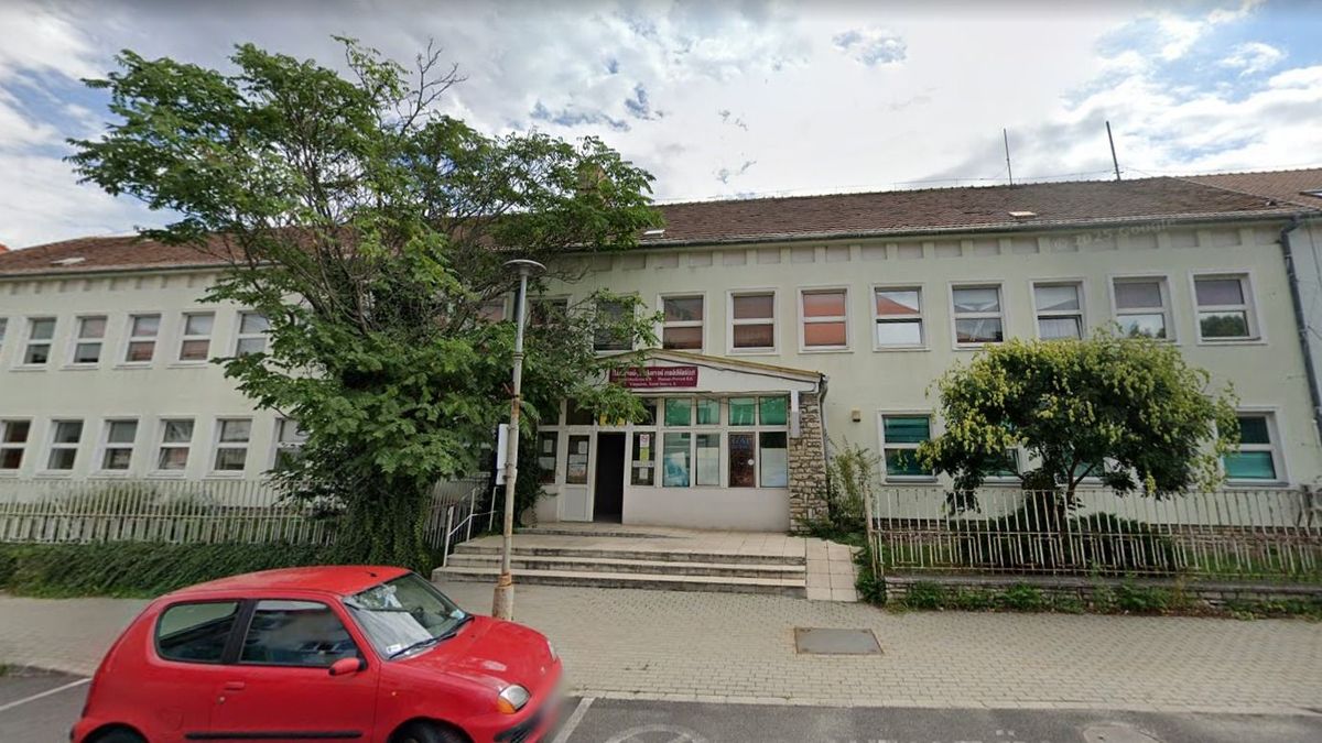 Mi lesz a Szent Imre utca 6. sorsa? Eladó a korábbi SZTK‑épület Várpalotán