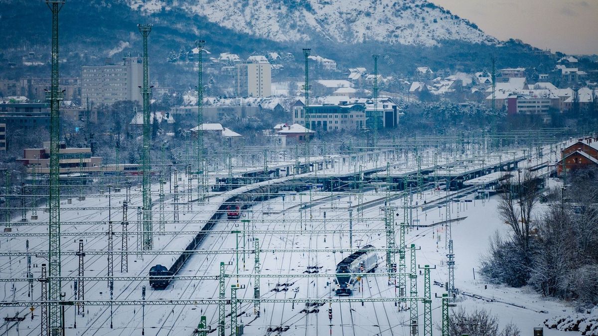 Borul a menetrend: baleset lassítja a vonatokat, a tél a buszokat