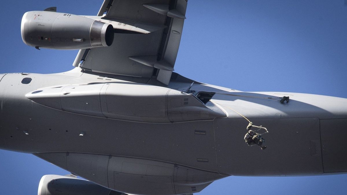 A meglepetés ereje a levegőből – Extrém alacsonyról ugrottak az ejtőernyősök (galéria + videó)