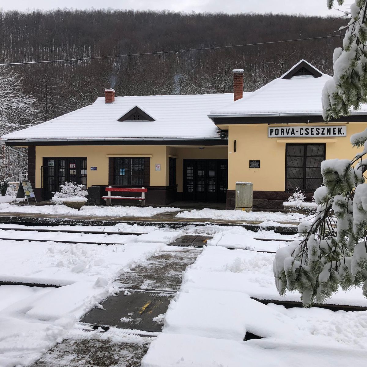 A Bakonyvasút videói mellett a fotókat is érdemes megnézni, például a Porva-Csesznek vasútállomásról a hólepte Bakonyban.&nbsp;