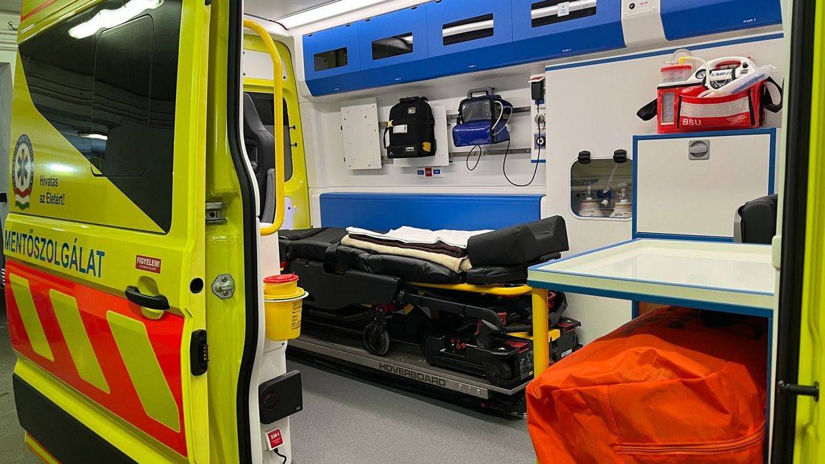 Új mentőautó állt szolgálatba Ajkán (galéria)