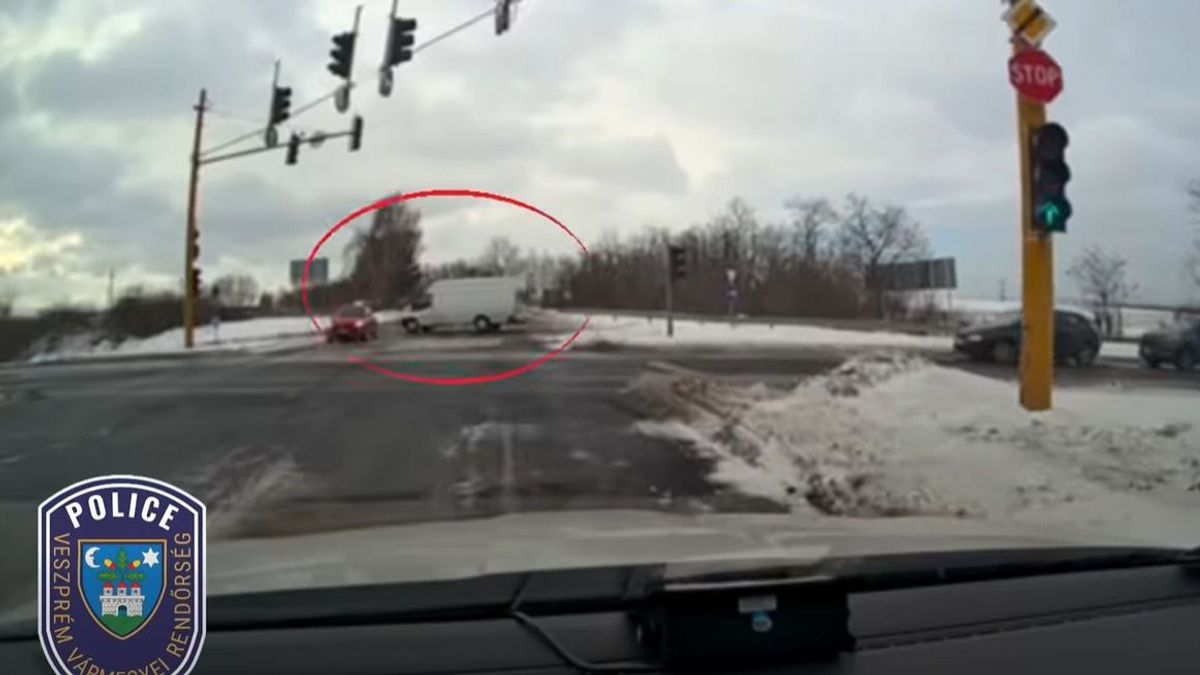 Átlépte a záróvonalat, több sávon is áthajtott a sofőr (+ videó)