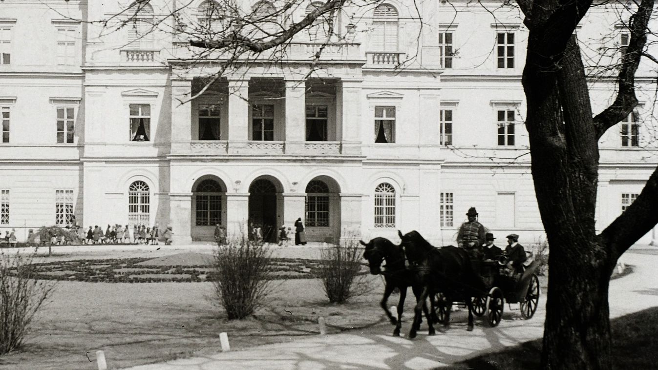 Ilyen volt, ilyen lett csaknem száz év alatt a bakonyi monostor, ahol Sissi...