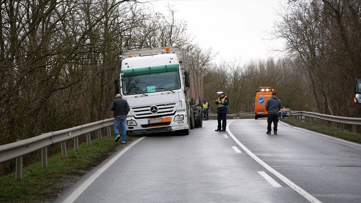 Kamionnal karambolozott, feszítő-vágó berendezéssel kellett kiszabadítani a sofőrt (+ fotó)