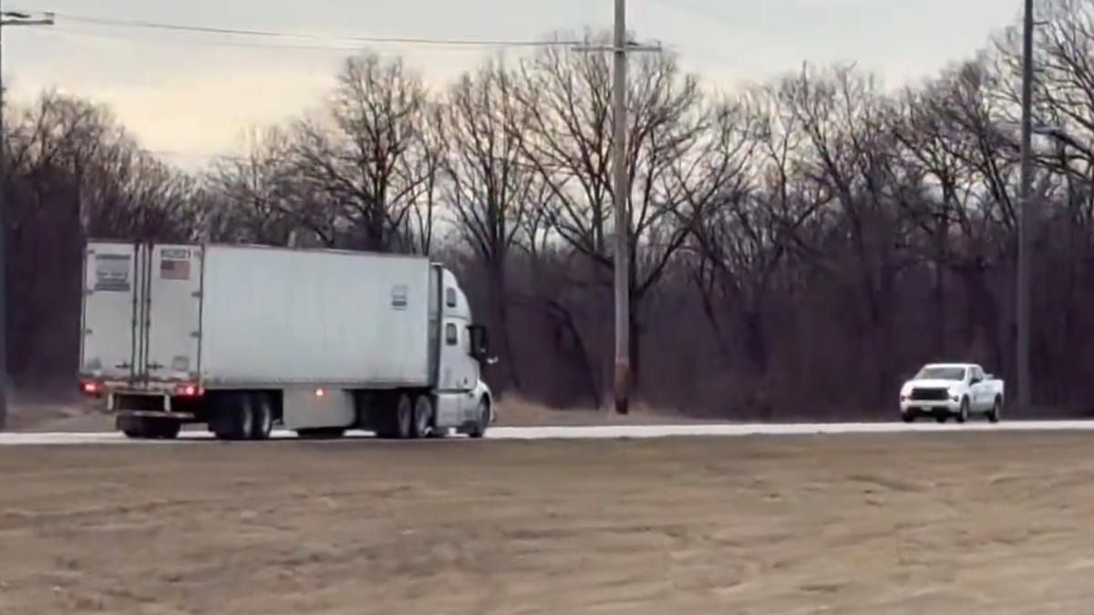 Szembement a forgalommal az autópályán a szomáliai kamionsofőr, a táblák jelentését sem értette (videó)