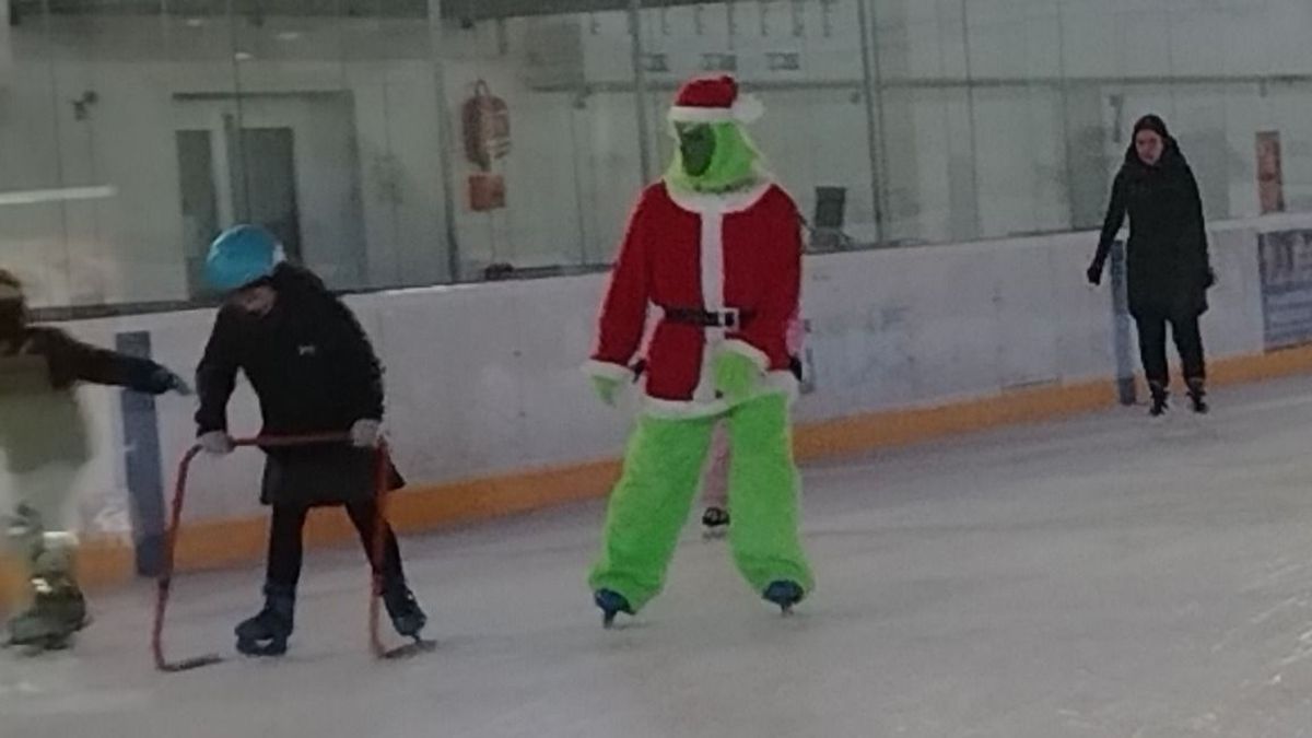 A Grincs is korcsolyát húzott, Ajkán rótta a köröket +videó