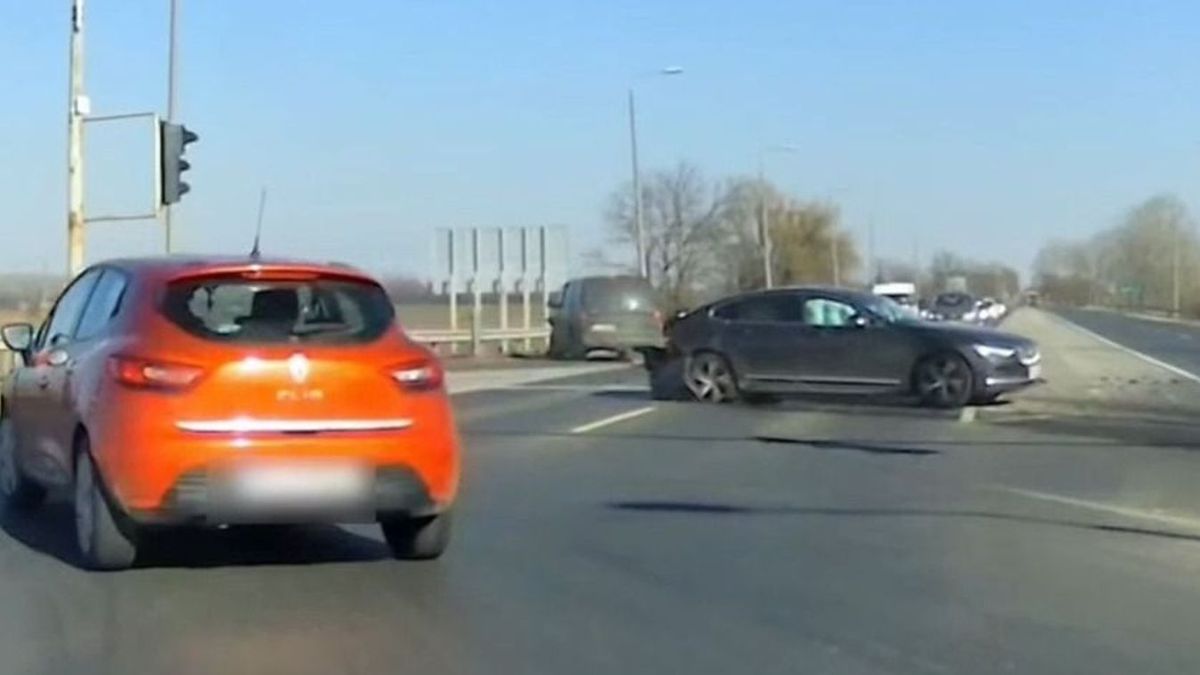 Felelőtlenségből lett nagy baleset, fékezni sem volt lehetősége a hátul jövőnek (+videó)