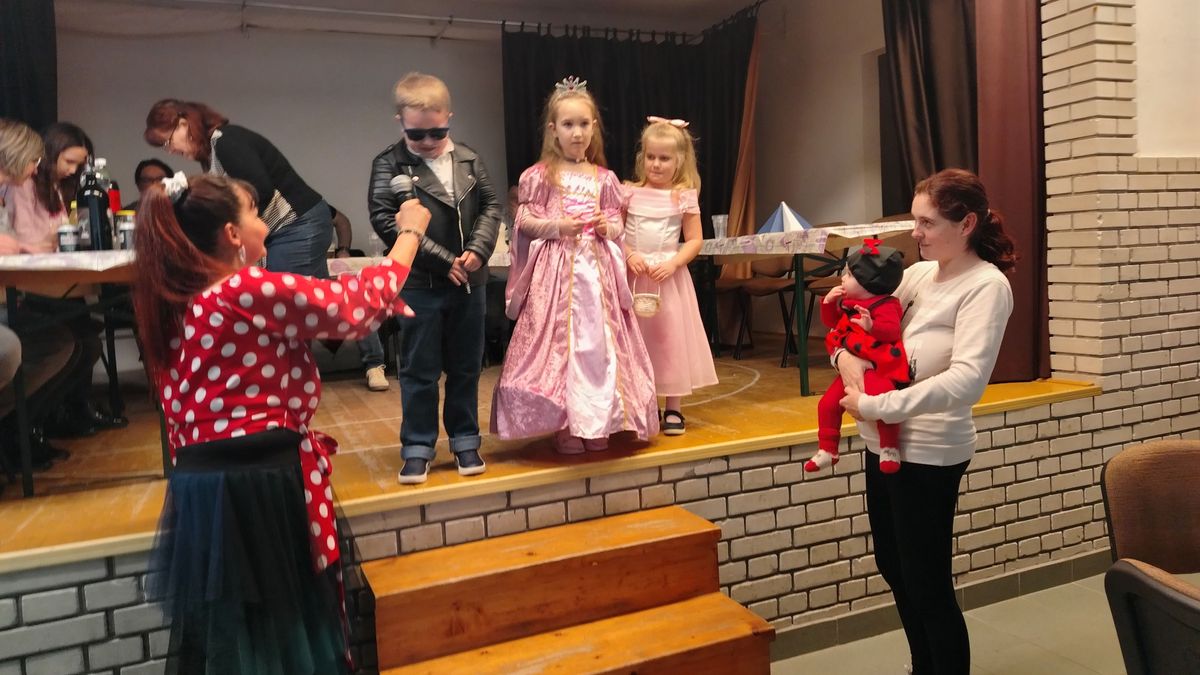 Télűzés kiszebábégetéssel, farsang limbóval és dinóval