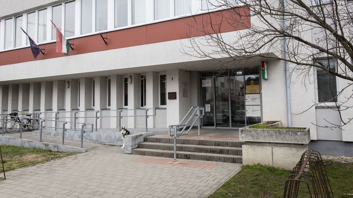 Egy maszkos támadó ismeretlen anyaggal öntötte le a járási hivatal munkatársát