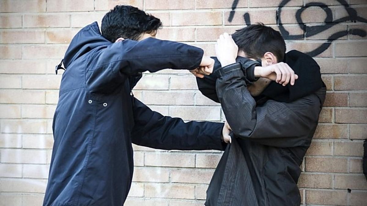 Megvertek, megharaptak és halálosan megfenyegettek egy fiút egy pápai játszótéren