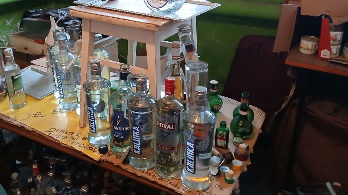Nagyon félt: vésztartaléknak tartott otthon több ezer doboz cigit és több száz liter alkoholt