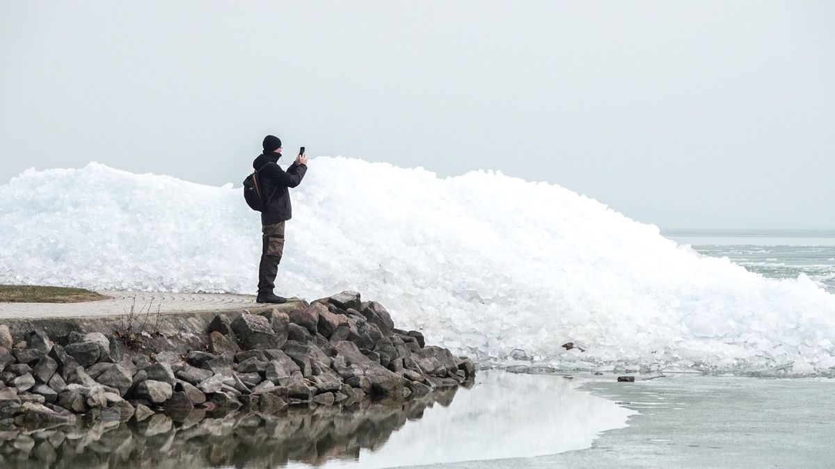 Kristályokba zárt tél – A Balaton jéggé dermedt hullámai hegyekké nőttek (galéria + videó)