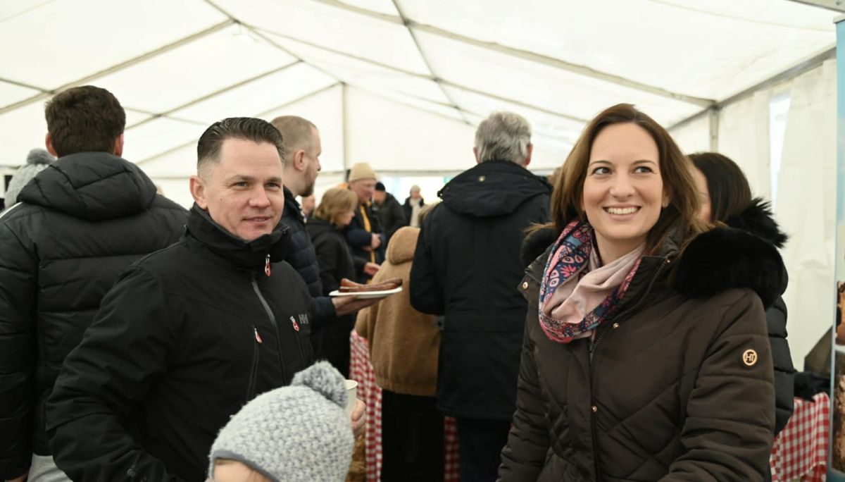 Kelemen Gergely és Hegedűs Barbara országgyűlési képviselőjelölt a Kenesei Disznótoron