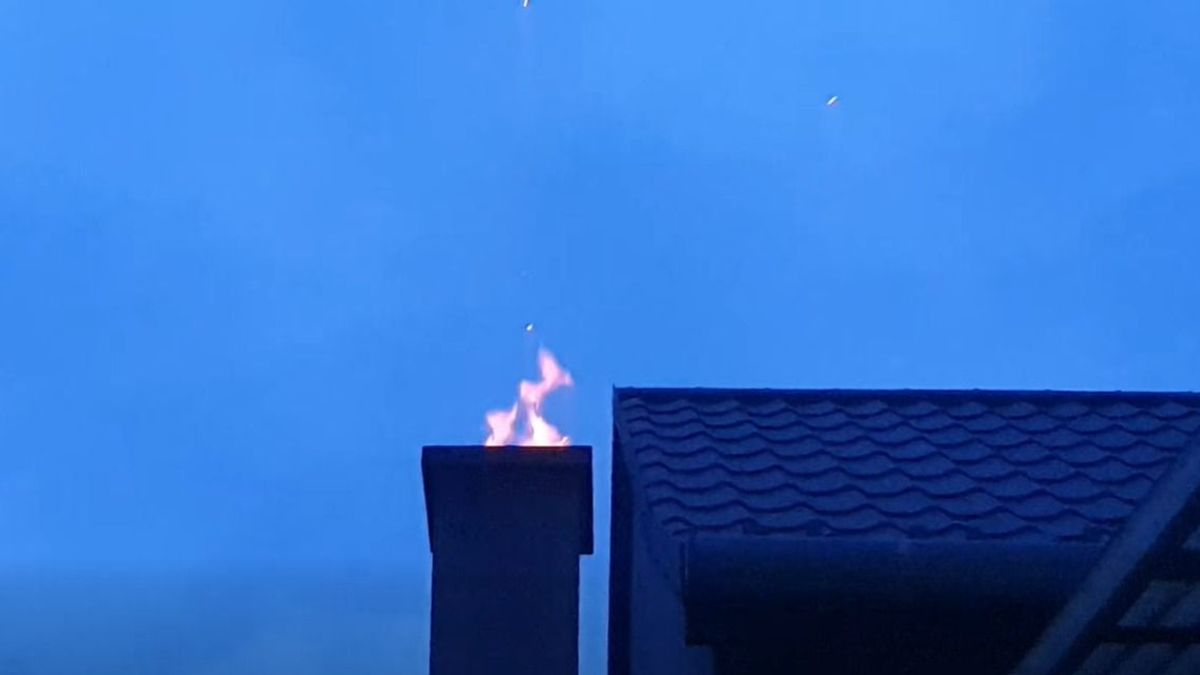Füst és izzó kátrány riadalmat okozott egy bakonyszentkirályi háznál (videó)
