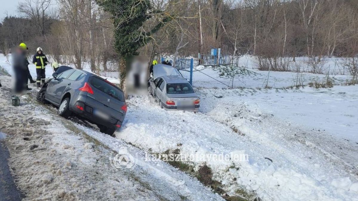 Árokba csapódott két autó a 71-esen, többen megsérültek (helyszíni fotók)