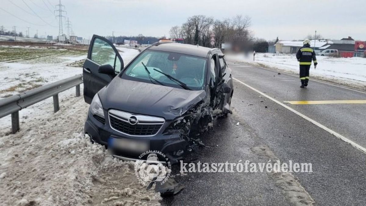Többen megsérültek egy balesetben a 71-es főúton (helyszíni fotók)