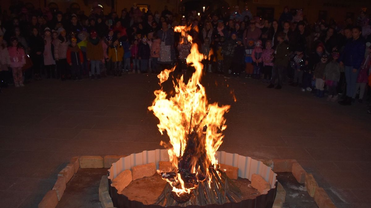 Farsangi kavalkáddal űzik el a telet a pápai óvodák