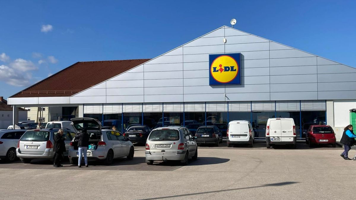 Kamerás megfigyeléssel szűrik ki a szabálytalankodókat a Lidl parkolójában