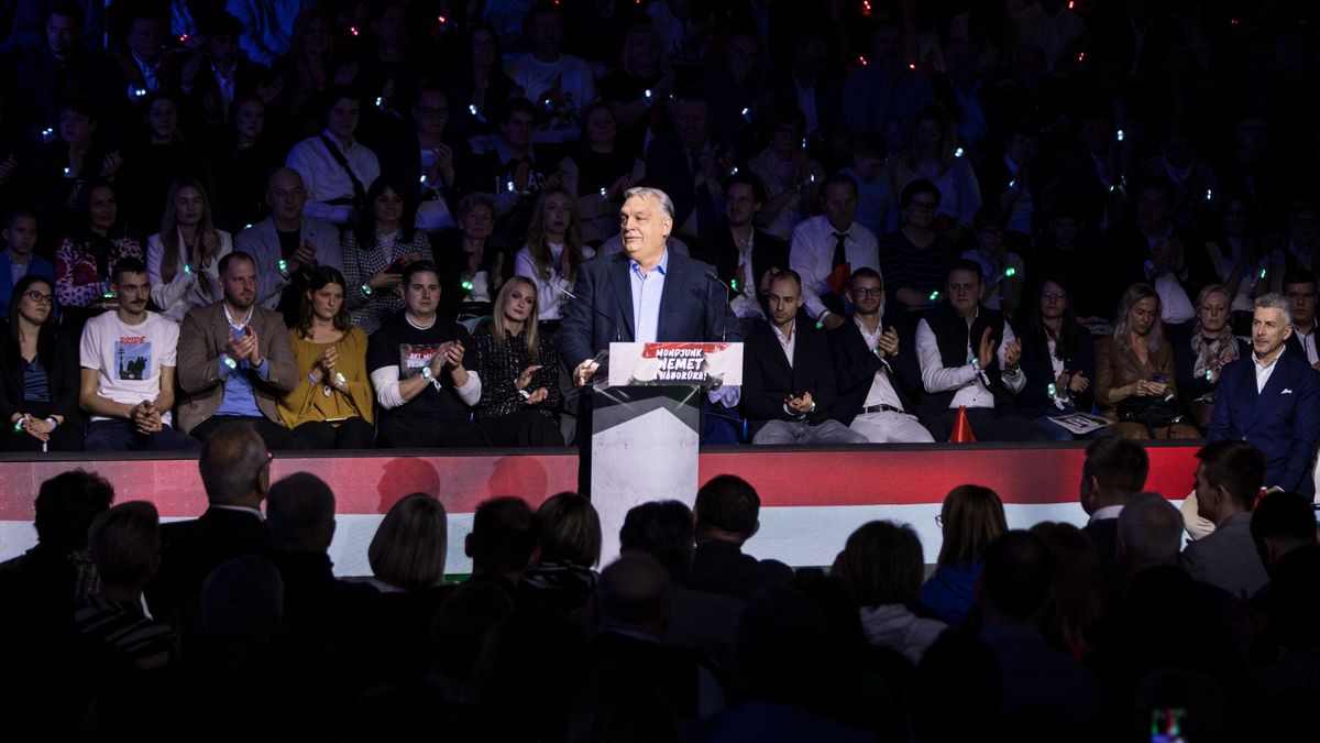 Orbán Viktor Békéscsabán rúgja be a hivatalos kampányidőszakot a háborúellenes gyűlésen (élő)