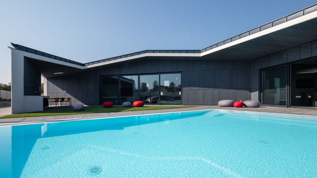 Eladó kortárs építészeti mestermű a Balatonnál, ahol a beton, a fa és az üveg luxussá nemesül