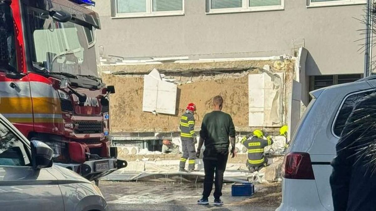 Leomlott az ügyfélközpont tetőrésze, egy ember életét vesztette (+fotók)