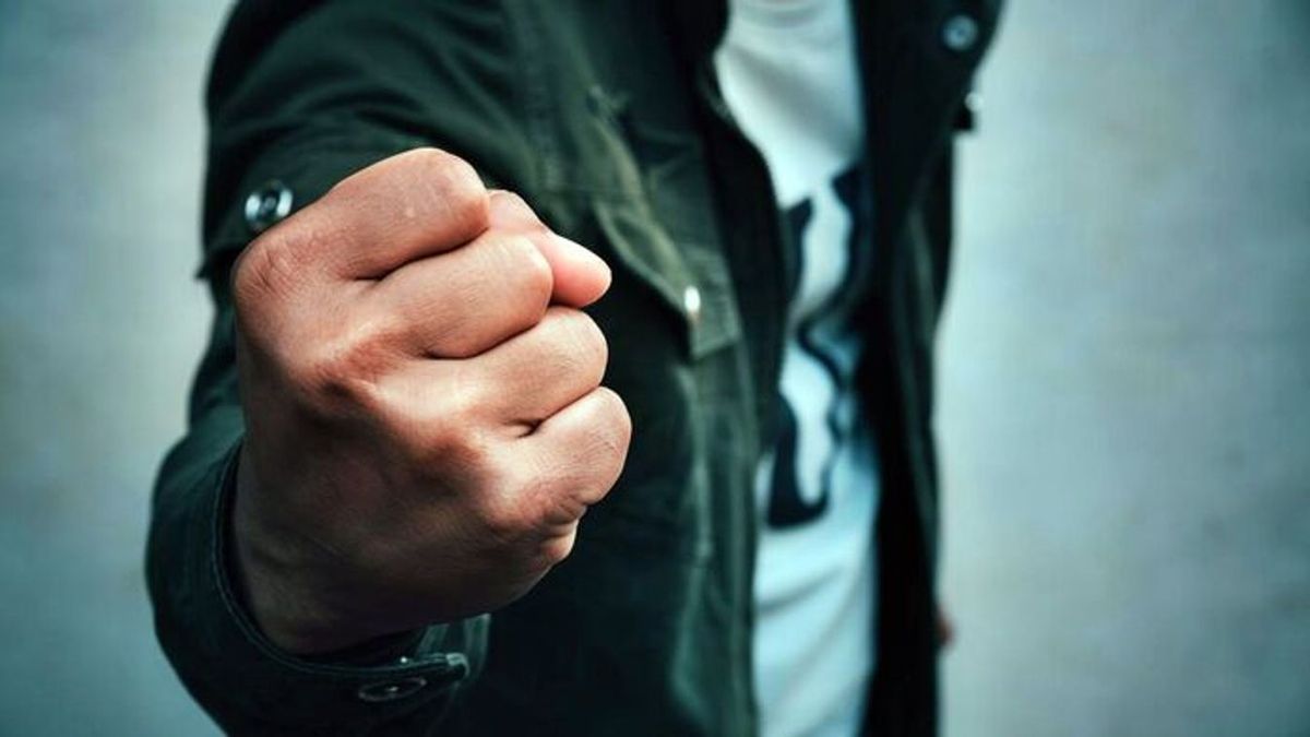 Megverték a Fidesz-aktivistát, aki számonkért egy plakátrongálót (+ videó)