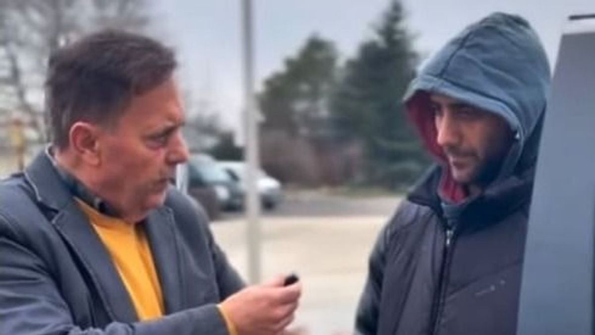 „Melletted vagyunk, meg fogunk védeni” – ígéretet tett a tiszás provokátorok által megvert férfinak Pócs János (videó)