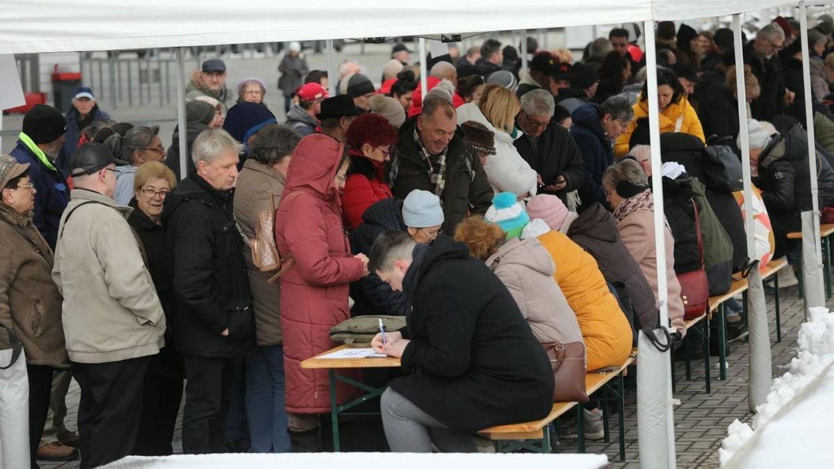 A Fidesz–KDNP jelöltjei összegyűjtötték az ajánlásokat (videó)