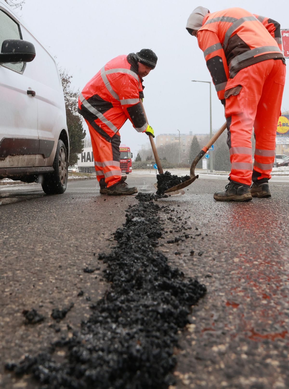 Tavasszal kezdődik már hosszan tartó megoldással javítják ki a téli felfagyások miatt keletkezett úthibákat