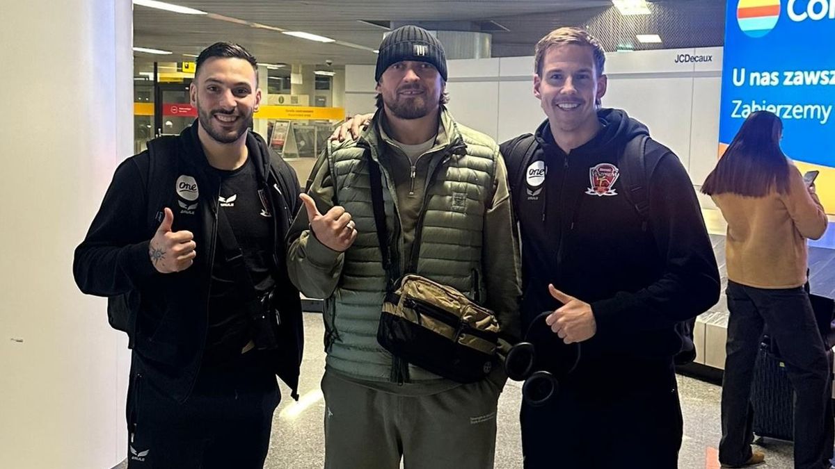 Amikor a kézilabdázók kérik a közös fotót – Reptéri találka a világbajnokkal