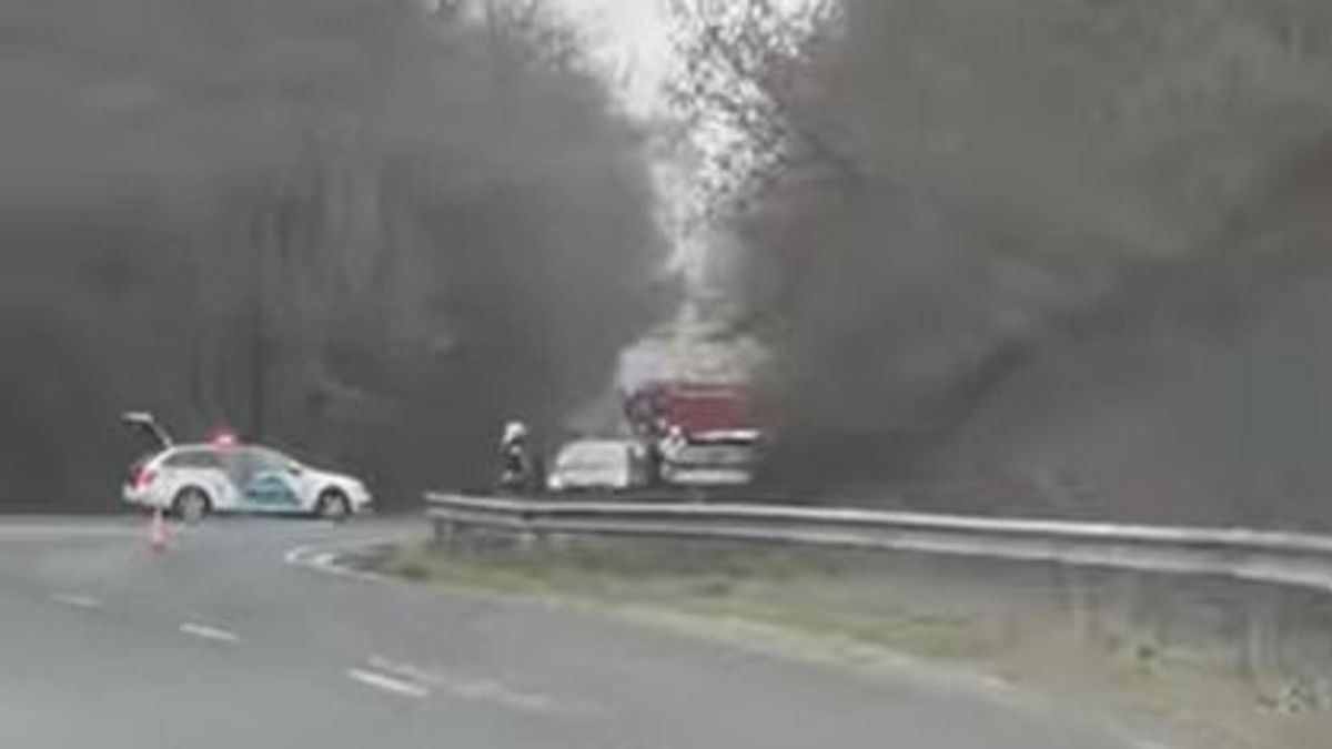 Négy autó ütközött Veszprémben – videón a helyszínelés pillanatai