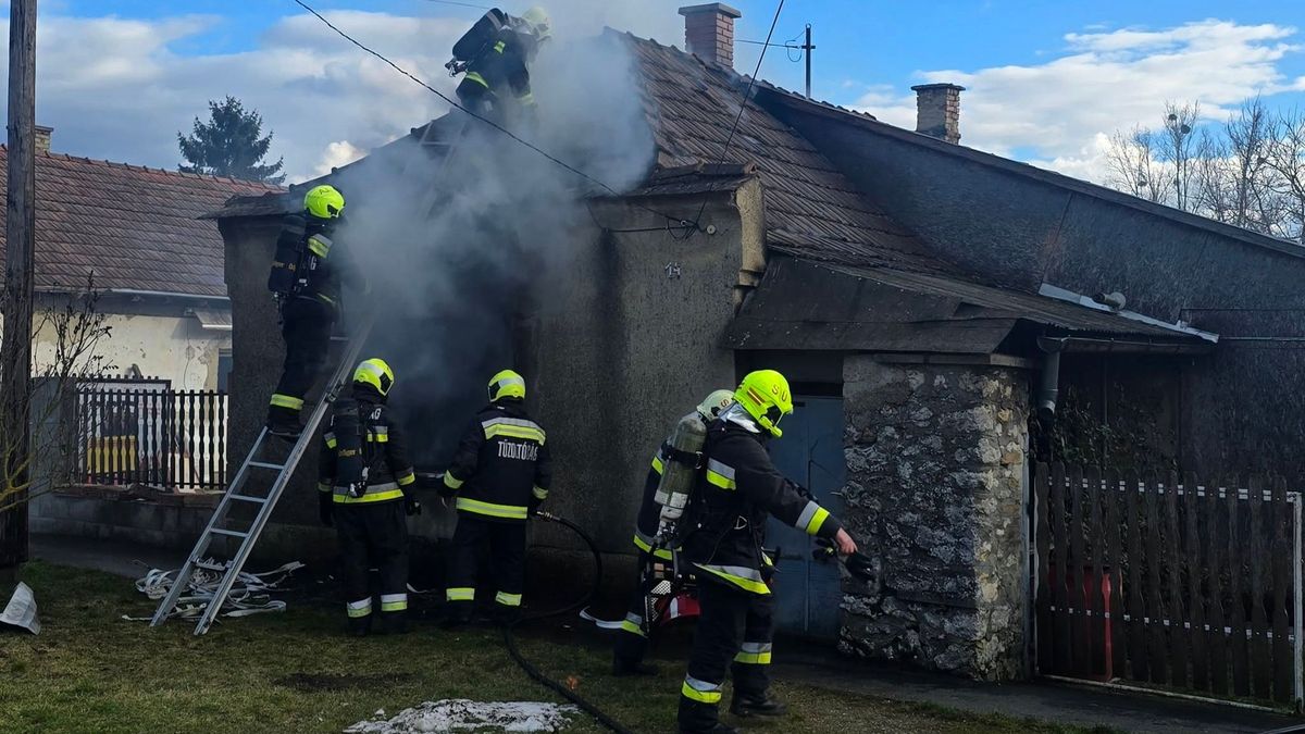 Családi ház égett, riasztották a tűzoltókat