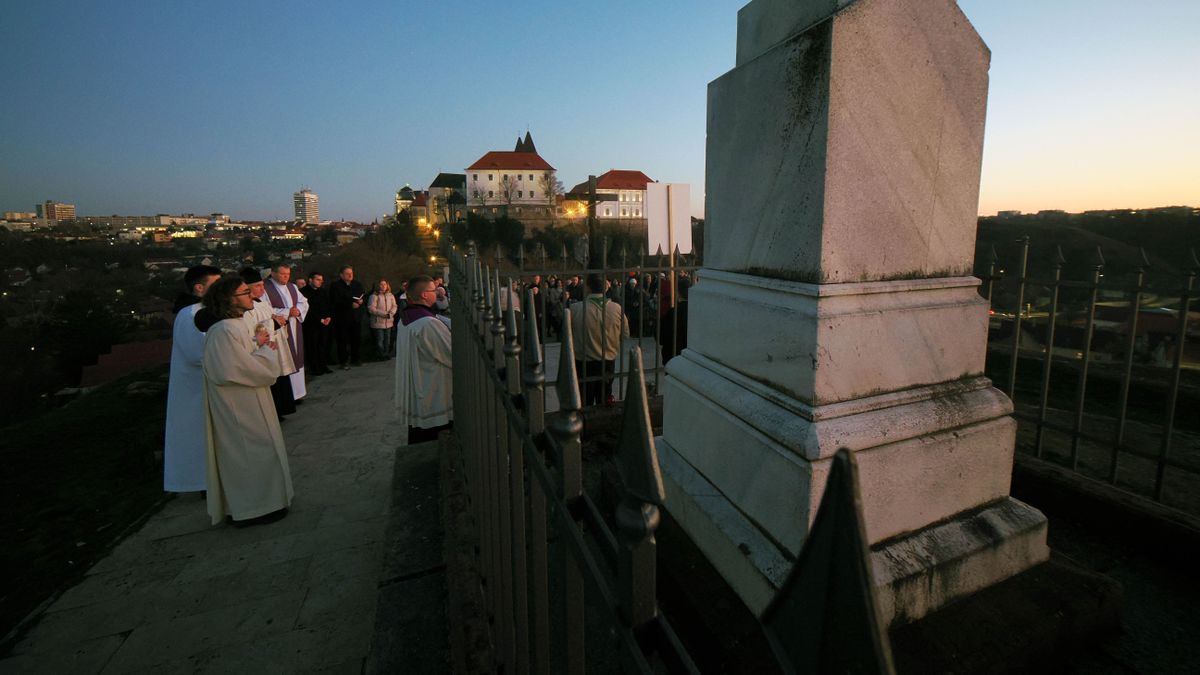 Jézus Krisztus szenvedéstörténetét idézték fel a városi keresztúton (képgaléria)