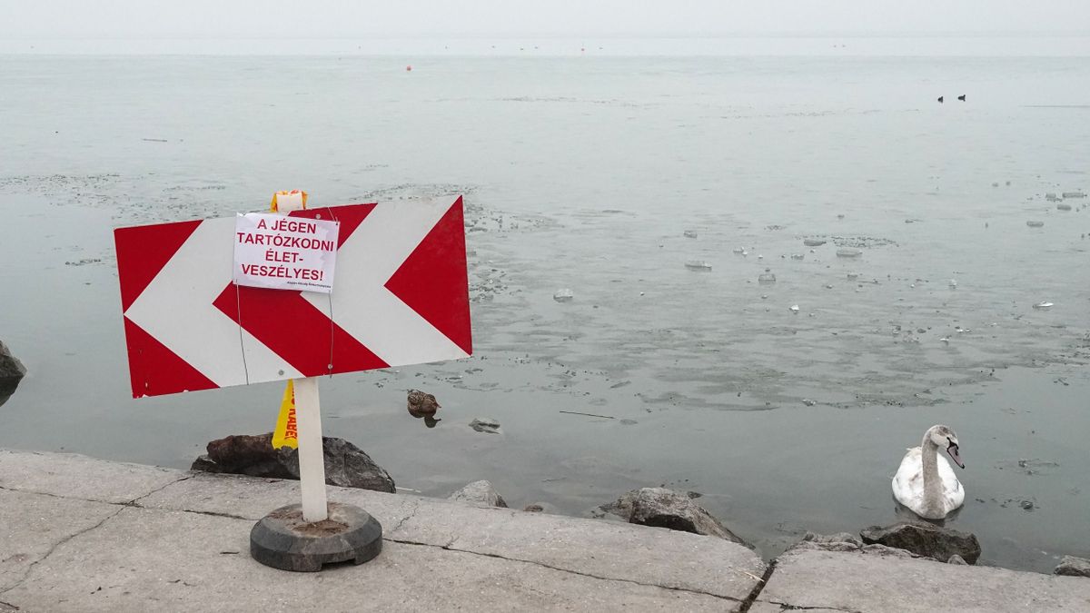 Fagy, hó, tiltás – Veszélyes a jég a Balatonnál – Ezt hozza a holnapi időjárás (képek + videó)