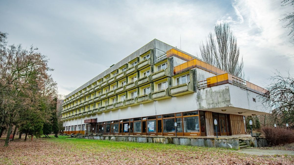 Aranybánya lehetne, mégis pusztul – miért nem kell senkinek ez a balatoni szálloda? (galéria)