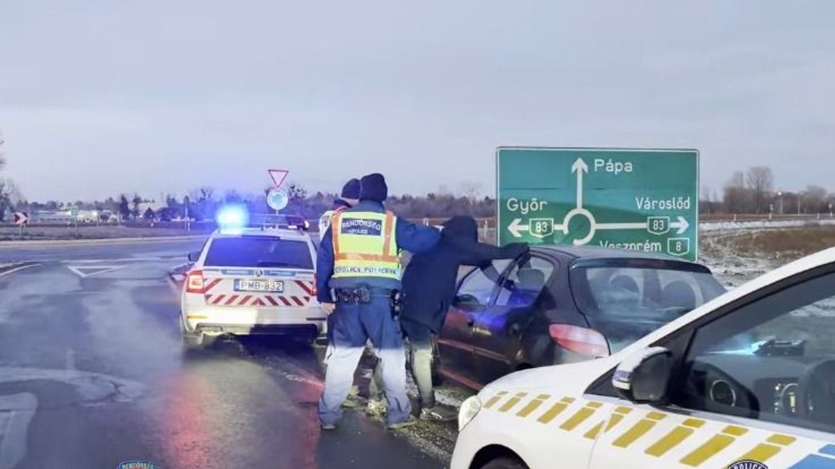 Jogsi nélkül vezetett, eltiltás alatt: lebukott a 27 éves pápai sofőr (videó)