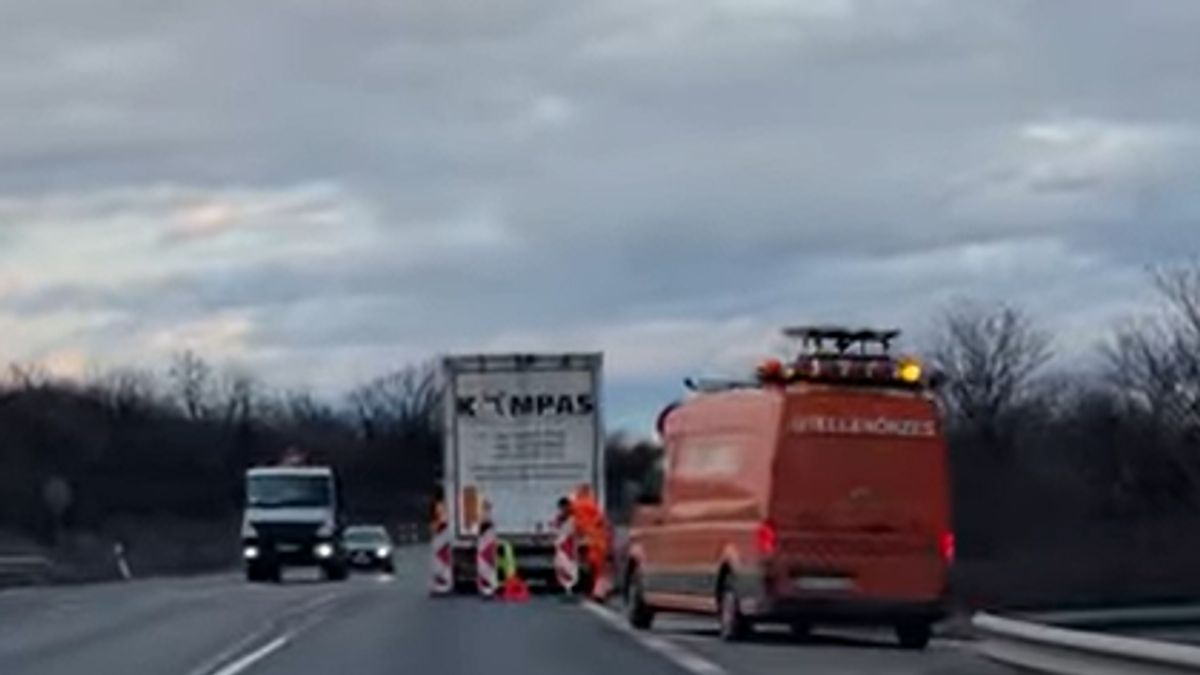 Lerobbant kamion nehezíti a forgalmat a 8-as főúton Herend előtt (videó)