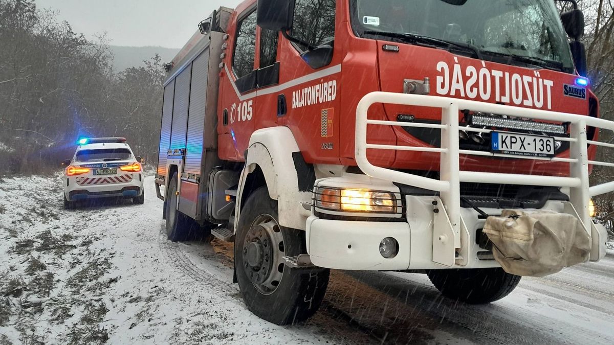 Árokba borult egy gépkocsi a Nosztorinál (videó)