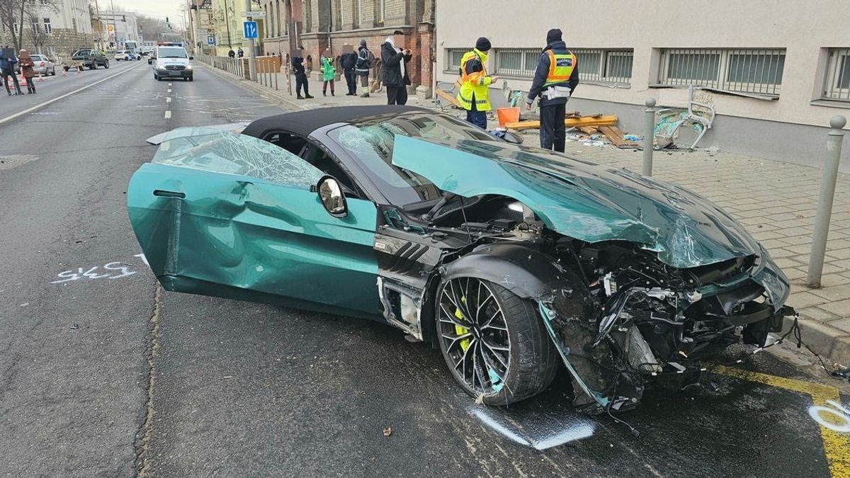 Sportautó tarolta le a buszmegállót – Több embert elütött, halálos áldozat is van (videó)