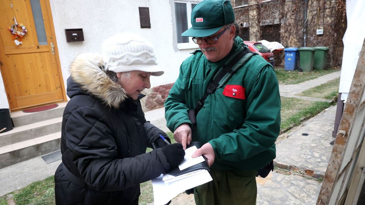 Videón a kínos elszólás: eltörölné a 13. és a 14. havi nyugdíjat a Magyar Péterért rajongó közgazdász