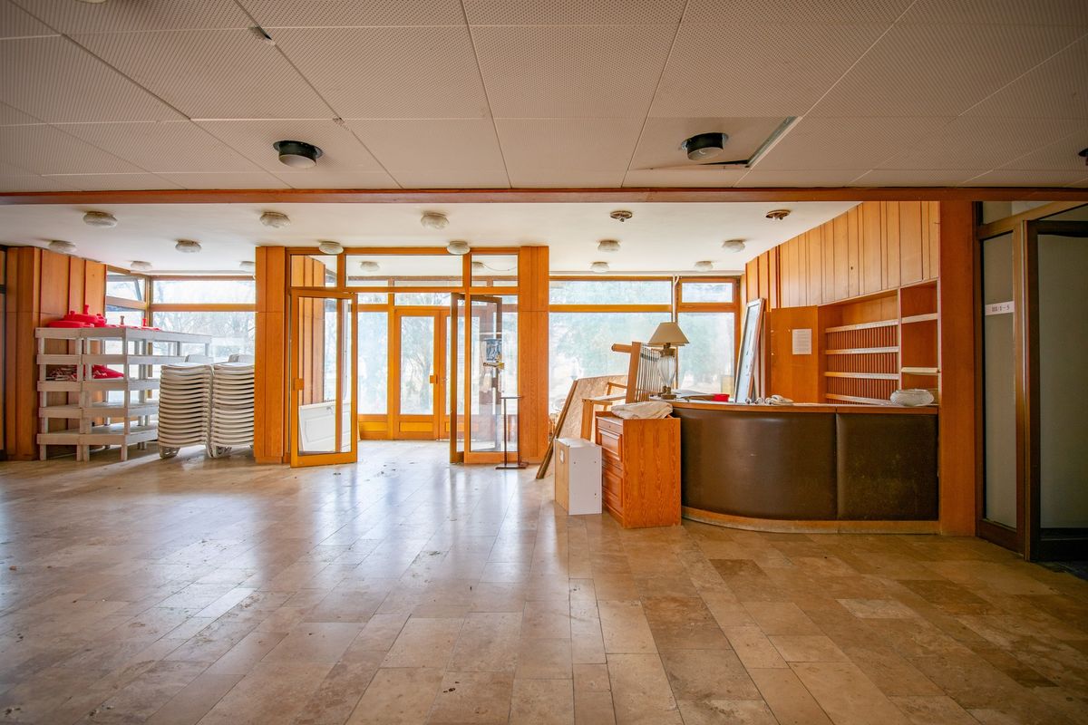 Miközben apartmanokra vadászik mindenki, ez a balatoni szálloda még menthető lenne – mégsem nyúl hozzá senki