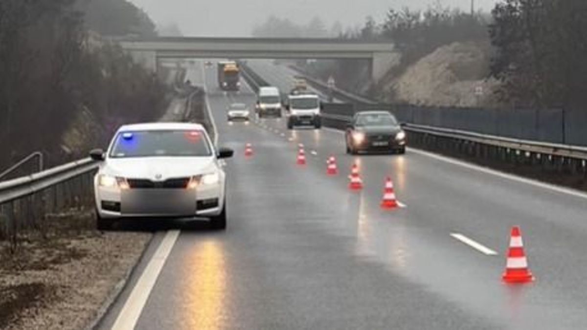 Megálltak segíteni a főúton: rendőrök intézkedtek egy műszaki hibás autó miatt (videó)