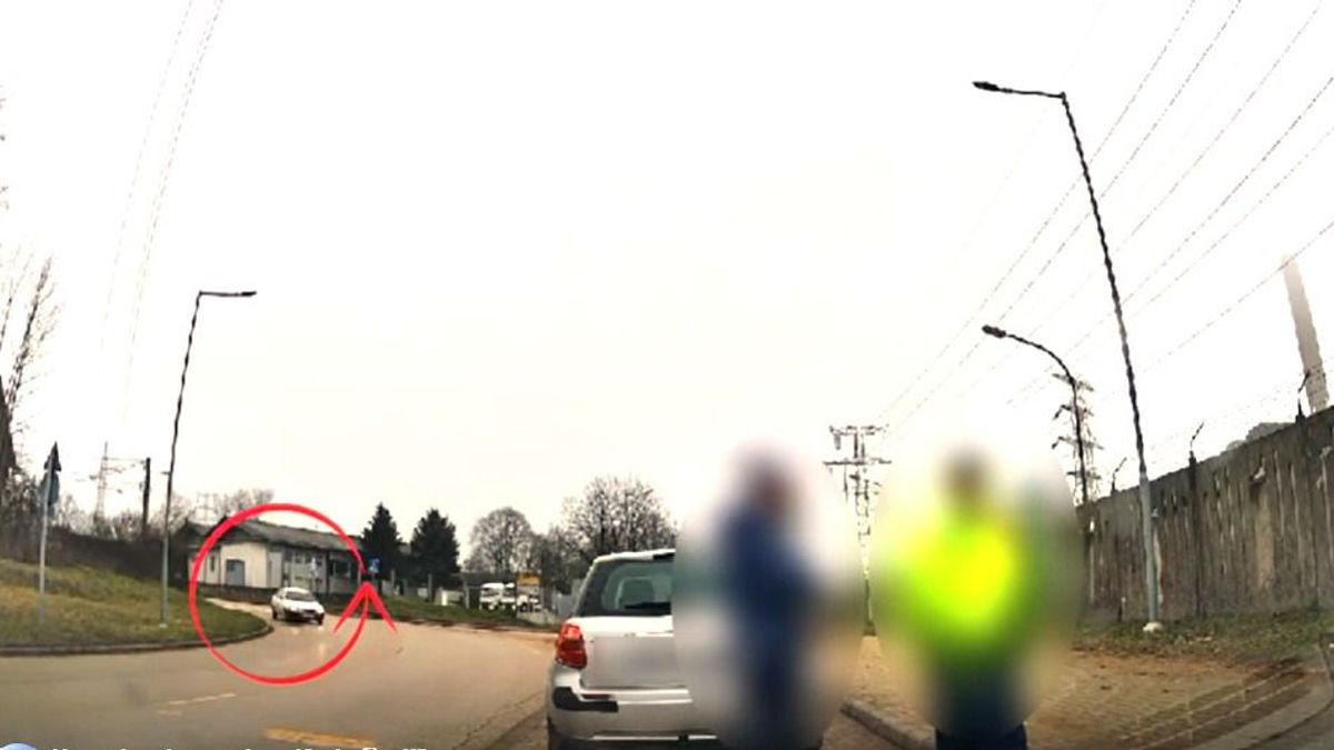 Hajszálon múlt a tragédia – kis híján elgázolta az igazoltató rendőrt a figyelmetlen autós +videó